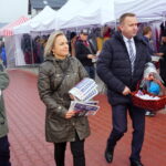 05.10.2019. Busko-Zdrój. Poseł Michał Cieślak zachęcał na placu targowym do aktywnego udziału w głosowaniu / Michał Kita / Radio Kielce