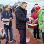 05.10.2019. Busko-Zdrój. Poseł Michał Cieślak zachęcał na placu targowym do aktywnego udziału w głosowaniu / Michał Kita / Radio Kielce