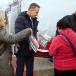 05.10.2019. Busko-Zdrój. Poseł Michał Cieślak zachęcał na placu targowym do aktywnego udziału w głosowaniu / Michał Kita / Radio Kielce