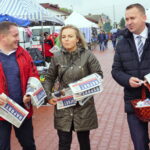 05.10.2019. Busko-Zdrój. Poseł Michał Cieślak zachęcał na placu targowym do aktywnego udziału w głosowaniu / Michał Kita / Radio Kielce