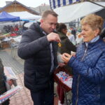 05.10.2019. Busko-Zdrój. Poseł Michał Cieślak zachęcał na placu targowym do aktywnego udziału w głosowaniu / Michał Kita / Radio Kielce