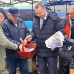 05.10.2019. Busko-Zdrój. Poseł Michał Cieślak zachęcał na placu targowym do aktywnego udziału w głosowaniu / Michał Kita / Radio Kielce