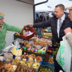 05.10.2019. Busko-Zdrój. Poseł Michał Cieślak zachęcał na placu targowym do aktywnego udziału w głosowaniu / Michał Kita / Radio Kielce