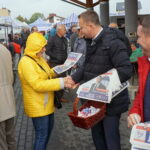 05.10.2019. Busko-Zdrój. Poseł Michał Cieślak zachęcał na placu targowym do aktywnego udziału w głosowaniu / Michał Kita / Radio Kielce