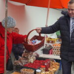 05.10.2019. Busko-Zdrój. Poseł Michał Cieślak zachęcał na placu targowym do aktywnego udziału w głosowaniu / Michał Kita / Radio Kielce