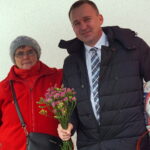 05.10.2019. Busko-Zdrój. Poseł Michał Cieślak zachęcał na placu targowym do aktywnego udziału w głosowaniu / Michał Kita / Radio Kielce