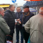 05.10.2019. Busko-Zdrój. Poseł Michał Cieślak zachęcał na placu targowym do aktywnego udziału w głosowaniu / Michał Kita / Radio Kielce