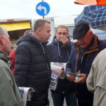 05.10.2019. Busko-Zdrój. Poseł Michał Cieślak zachęcał na placu targowym do aktywnego udziału w głosowaniu / Michał Kita / Radio Kielce