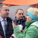 05.10.2019. Busko-Zdrój. Poseł Michał Cieślak zachęcał na placu targowym do aktywnego udziału w głosowaniu / Michał Kita / Radio Kielce