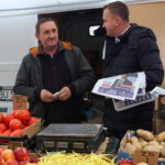 05.10.2019. Busko-Zdrój. Poseł Michał Cieślak zachęcał na placu targowym do aktywnego udziału w głosowaniu / Michał Kita / Radio Kielce