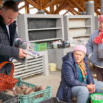 05.10.2019. Busko-Zdrój. Poseł Michał Cieślak zachęcał na placu targowym do aktywnego udziału w głosowaniu / Michał Kita / Radio Kielce