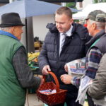 05.10.2019. Busko-Zdrój. Poseł Michał Cieślak zachęcał na placu targowym do aktywnego udziału w głosowaniu / Michał Kita / Radio Kielce
