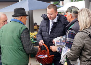 05.10.2019. Busko-Zdrój. Poseł Michał Cieślak zachęcał na placu targowym do aktywnego udziału w głosowaniu / Michał Kita / Radio Kielce