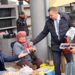 05.10.2019. Busko-Zdrój. Poseł Michał Cieślak zachęcał na placu targowym do aktywnego udziału w głosowaniu / Michał Kita / Radio Kielce