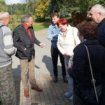 06.10.2019. Oblęgorek. Bartłomiej Sienkiewicz oprowadza po pałacyku Sienkiewicza turystów / Michał Kita / Radio Kielce