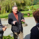 06.10.2019. Oblęgorek. Bartłomiej Sienkiewicz oprowadza po pałacyku Sienkiewicza turystów / Michał Kita / Radio Kielce