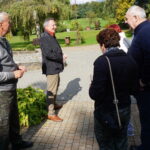 06.10.2019. Oblęgorek. Bartłomiej Sienkiewicz oprowadza po pałacyku Sienkiewicza turystów / Michał Kita / Radio Kielce