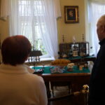 06.10.2019. Oblęgorek. Bartłomiej Sienkiewicz oprowadza po pałacyku Sienkiewicza turystów / Michał Kita / Radio Kielce