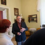 06.10.2019. Oblęgorek. Bartłomiej Sienkiewicz oprowadza po pałacyku Sienkiewicza turystów / Michał Kita / Radio Kielce