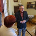 06.10.2019. Oblęgorek. Bartłomiej Sienkiewicz oprowadza po pałacyku Sienkiewicza turystów / Michał Kita / Radio Kielce