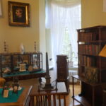 06.10.2019. Oblęgorek. Bartłomiej Sienkiewicz oprowadza po pałacyku Sienkiewicza turystów / Michał Kita / Radio Kielce