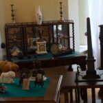 06.10.2019. Oblęgorek. Bartłomiej Sienkiewicz oprowadza po pałacyku Sienkiewicza turystów / Michał Kita / Radio Kielce