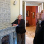 06.10.2019. Oblęgorek. Bartłomiej Sienkiewicz oprowadza po pałacyku Sienkiewicza turystów / Michał Kita / Radio Kielce