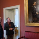 06.10.2019. Oblęgorek. Bartłomiej Sienkiewicz oprowadza po pałacyku Sienkiewicza turystów / Michał Kita / Radio Kielce