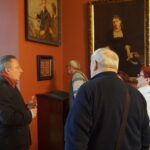 06.10.2019. Oblęgorek. Bartłomiej Sienkiewicz oprowadza po pałacyku Sienkiewicza turystów / Michał Kita / Radio Kielce