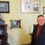 06.10.2019. Oblęgorek. Bartłomiej Sienkiewicz oprowadza po pałacyku Sienkiewicza turystów / Michał Kita / Radio Kielce