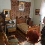 06.10.2019. Oblęgorek. Bartłomiej Sienkiewicz oprowadza po pałacyku Sienkiewicza turystów / Michał Kita / Radio Kielce