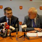 01.10.2019. Konferencja prasowa przed meczem Polska - Brazylia kobiet w piłce nożnej. Na zdjęciu (od lewej): Marcin Różycki - zastępca prezydenta Kielc i Mirosław Malinowski - prezes Świętokrzyskiego Związku Piłki Nożnej / Radio Kielce