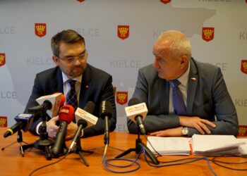 01.10.2019. Konferencja prasowa przed meczem Polska - Brazylia kobiet w piłce nożnej. Na zdjęciu (od lewej): Marcin Różycki - zastępca prezydenta Kielc i Mirosław Malinowski - prezes Świętokrzyskiego Związku Piłki Nożnej / Radio Kielce