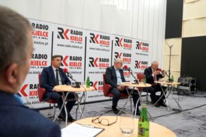 06.10.2019 Studio Polityczne Radia Kielce. Na zdjęciu (od lewej): Sylwester Chruszcz – Prawo i Sprawiedliwość, Lucjan Pietrzczyk – Koalicja Obywatelska i Kazimierz Kotowski – PSL-Koalicja Polska / Karol Żak / Radio Kielce