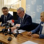 07.10.2019. Kielce. Podpisanie umów na poddziałanie 8.5.1 RPO "Podniesienie jakości kształcenia zawodowego". Na zdjęciu (od lewej): Marcin Różycki - zastępca prezydenta Kielc, Andrzej Bętkowski - marszałek województwa świętokrzyskiego i Renata Janik - wicemarszałek województwa świętokrzyskiego / Piotr Kwaśniewski / Radio Kielce