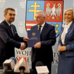 07.10.2019. Kielce. Podpisanie umów na poddziałanie 8.5.1 RPO "Podniesienie jakości kształcenia zawodowego". Na zdjęciu (od lewej): Marcin Różycki - zastępca prezydenta Kielc, Andrzej Bętkowski - marszałek województwa świętokrzyskiego i Renata Janik - wicemarszałek województwa świętokrzyskiego / Piotr Kwaśniewski / Radio Kielce