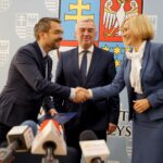 07.10.2019. Kielce. Podpisanie umów na poddziałanie 8.5.1 RPO "Podniesienie jakości kształcenia zawodowego". Na zdjęciu (od lewej): Marcin Różycki - zastępca prezydenta Kielc, Andrzej Bętkowski - marszałek województwa świętokrzyskiego i Renata Janik - wicemarszałek województwa świętokrzyskiego / Piotr Kwaśniewski / Radio Kielce