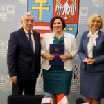 07.10.2019. Kielce. Podpisanie umów na poddziałanie 8.5.1 RPO "Podniesienie jakości kształcenia zawodowego". Na zdjęciu (od lewej): Andrzej Bętkowski - marszałek województwa świętokrzyskiego, Małgorzata Banasik-Rusak - dyrektor Zespołu Szkół Przemysłu Spożywczego w Kielcach i Renata Janik - wicemarszałek województwa świętokrzyskiego / Piotr Kwaśniewski / Radio Kielce