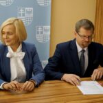 07.10.2019. Kielce. Podpisanie umów na poddziałanie 8.5.1 RPO "Podniesienie jakości kształcenia zawodowego". Na zdjęciu (od lewej): Renata Janik - wicemarszałek województwa świętokrzyskiego i Krzysztof Hajdukiewicz - członek zarządu powiatu opatowskiego / Piotr Kwaśniewski / Radio Kielce