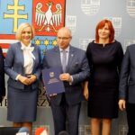 07.10.2019. Kielce. Podpisanie umów na poddziałanie 8.5.1 RPO "Podniesienie jakości kształcenia zawodowego". Na zdjęciu (od lewej): Andrzej Bętkowski - marszałek województwa świętokrzyskiego, Renata Janik - wicemarszałek województwa świętokrzyskiego, Tomasz Staniek - starosta opatowski, Małgorzata Jalowska - wicestarosta opatowski i Krzysztof Hajdukiewicz - członek zarządu powiatu opatowskiego / Piotr Kwaśniewski / Radio Kielce