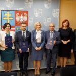 07.10.2019. Kielce. Podpisanie umów na poddziałanie 8.5.1 RPO "Podniesienie jakości kształcenia zawodowego". Na zdjęciu (od lewej): Andrzej Bętkowski - marszałek województwa świętokrzyskiego, Małgorzata Banasik-Rusak - dyrektor Zespołu Szkół Przemysłu Spożywczego w Kielcach, Marcin Różycki - zastępca prezydenta Kielc, Renata Janik - wicemarszałek województwa świętokrzyskiego, Tomasz Staniek - starosta opatowski, Małgorzata Jalowska - wicestarosta opatowski i Krzysztof Hajdukiewicz - członek zarządu powiatu opatowskiego / Piotr Kwaśniewski / Radio Kielce