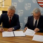 07.10.2019. Kielce. Przekazanie pieniędzy na budowę Dziennego Domu Opieki Medycznej w Opatowie. Na zdjęciu (od lewej): Artur Kubas - prezes Szpitala św. Leona w Opatowie i Andrzej Bętkowski - marszałek województwa świętokrzyskiego / Piotr Kwaśniewski / Radio Kielce