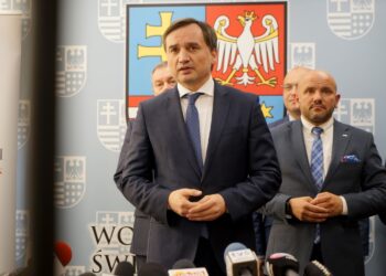 07.10.2019. Kielce. Konferencja ministra Zbigniewa Ziobro. Podpisanie umów na zakup sprzętu medycznego. Na zdjęciu (od lewej): Zbigniew Ziobro - minister sprawiedliwości i Mariusz Gosek - członek zarządu województwa świętokrzyskiego / Piotr Kwaśniewski / Radio Kielce