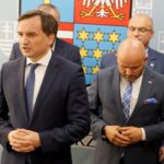 07.10.2019. Kielce. Konferencja ministra Zbigniewa Ziobro. Podpisanie umów na zakup sprzętu medycznego. Na zdjęciu (od lewej): Zbigniew Ziobro - minister sprawiedliwości i Mariusz Gosek - członek zarządu województwa świętokrzyskiego / Piotr Kwaśniewski / Radio Kielce