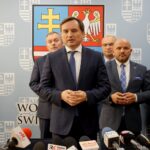 07.10.2019. Kielce. Konferencja ministra Zbigniewa Ziobro. Podpisanie umów na zakup sprzętu medycznego. Na zdjęciu (od lewej): Marek Juszczyk - burmistrz Skalbmierza, Zbigniew Ziobro - minister sprawiedliwości, Tomasz Staniek - starosta opatowski, Mariusz Gosek - członek zarządu województwa świętokrzyskiego i Mariusz Gil - dyrektor Świętokrzyskiego Centrum Rehabilitacji w Czarnieckiej Górze / Piotr Kwaśniewski / Radio Kielce