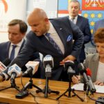 07.10.2019. Kielce. Konferencja ministra Zbigniewa Ziobro. Podpisanie umów na zakup sprzętu medycznego. Na zdjęciu (od lewej): Zbigniew Ziobro - minister sprawiedliwości, Mariusz Gosek - członek zarządu województwa świętokrzyskiego i Marta Solnica - dyrektor Świętokrzyskiego Centrum Ratownictwa Medycznego i Transportu Sanitarnego w Kielcach / Piotr Kwaśniewski / Radio Kielce