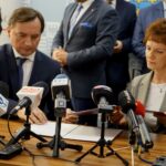 07.10.2019. Kielce. Konferencja ministra Zbigniewa Ziobro. Podpisanie umów na zakup sprzętu medycznego. Na zdjęciu (od lewej): Zbigniew Ziobro - minister sprawiedliwości i Marta Solnica - dyrektor Świętokrzyskiego Centrum Ratownictwa Medycznego i Transportu Sanitarnego w Kielcach / Piotr Kwaśniewski / Radio Kielce