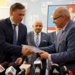 07.10.2019. Kielce. Konferencja ministra Zbigniewa Ziobro. Podpisanie umów na zakup sprzętu medycznego. Na zdjęciu (od lewej): Zbigniew Ziobro - minister sprawiedliwości i Tomasz Staniek - starosta opatowski / Piotr Kwaśniewski / Radio Kielce