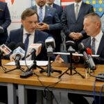 07.10.2019. Kielce. Konferencja ministra Zbigniewa Ziobro. Podpisanie umów na zakup sprzętu medycznego. Na zdjęciu (od lewej): Zbigniew Ziobro - minister sprawiedliwości i Mariusz Gil - dyrektor Świętokrzyskiego Centrum Rehabilitacji w Czarnieckiej Górze / Piotr Kwaśniewski / Radio Kielce