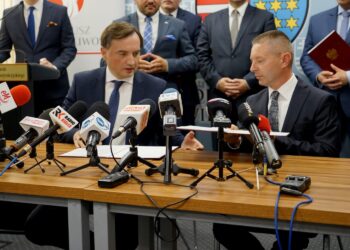 07.10.2019. Kielce. Konferencja ministra Zbigniewa Ziobro. Podpisanie umów na zakup sprzętu medycznego. Na zdjęciu (od lewej): Zbigniew Ziobro - minister sprawiedliwości i Mariusz Gil - dyrektor Świętokrzyskiego Centrum Rehabilitacji w Czarnieckiej Górze / Piotr Kwaśniewski / Radio Kielce